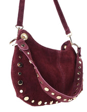 Afbeelding in Gallery-weergave laden, Bordeauxrode Tas Sophie van suède met studs. Deze elegante schoudertas van echt suède is een perfecte mix van stoer en stijlvol. De tas is uitgevoerd in een warme bordeaux kleur en afgewerkt met goudkleurige studs langs de randen voor een opvallend detail.

