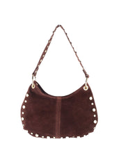 Afbeelding in Gallery-weergave laden, Bordeauxrode Tas Sophie van suède met studs. Deze elegante schoudertas van echt suède is een perfecte mix van stoer en stijlvol. De tas is uitgevoerd in een warme bordeaux kleur en afgewerkt met goudkleurige studs langs de randen voor een opvallend detail.

