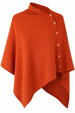 Afbeelding in Gallery-weergave laden, Poncho Cashmere van Rosemunde in Brique heeft kleine knoopjes en is op verschillende manieren te dragen. Een poncho van een heerlijke zachte en mooie cashmere.
