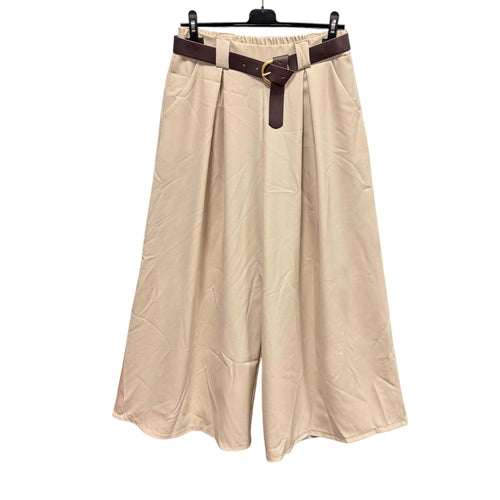 Beige Wijde broekrok, een stijlvolle en comfortabele broek in een neutrale beige tint. Het model heeft een wijde pasvorm die de elegantie van een rok combineert met het gemak van een broek.