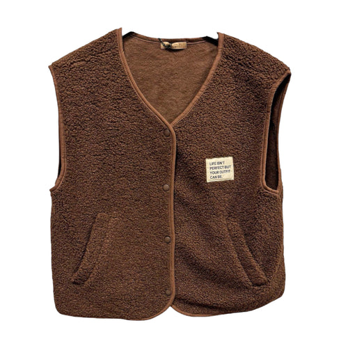 Bruin Gilet van Teddystof met steekzakken, drukkers, afgewerkt met een bies en voorzien van een stijlvol embleem op de voorkant. Ook in beige te bestellen!