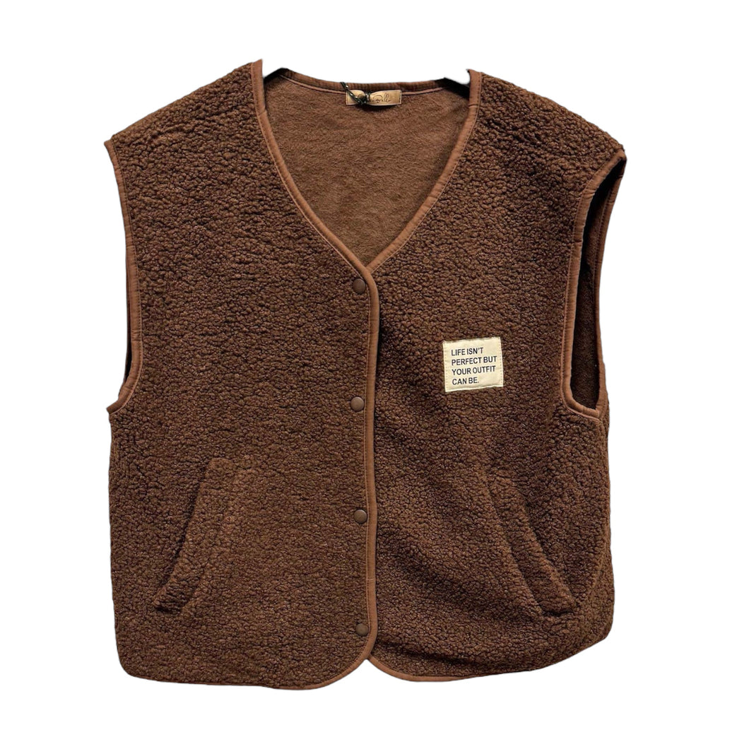 Bruin Gilet van Teddystof met steekzakken, drukkers, afgewerkt met een bies en voorzien van een stijlvol embleem op de voorkant. Ook in beige te bestellen!
