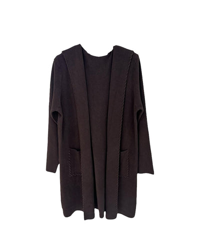 Bruin Lang Vest Mae Knitwear, met luxe rijgsteek. Elegant en comfortabel vest in een super zachte knitwear kwaliteit. Het lange model valt soepel langs het lichaam en biedt een stijlvolle, nonchalante uitstraling door de capuchon en zakken. De rijgsteek geeft het vest een moderne en luxe touch.