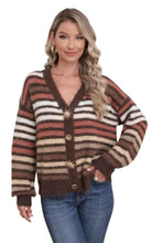 Afbeelding in Gallery-weergave laden, Zacht Gestreept Vest in bruintinten met goudkleurige knopen. Trendy en speels vest met strepen. Het zachte breisel en de vrolijke kleurencombinatie maken dit vest een echte eyecatcher.
