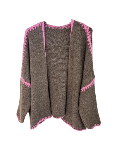 Bruin Grofgebreid Vest met felroze contrasterend kleuraccent. Comfortabel openvallend vest, een tijdloos basisstuk met een speelse en moderne twist.  