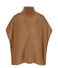 Load image into Gallery viewer, Sweater Liv Camel van Cycleur de Luxe is een luxueuze coltrui van angorawol en korte kapmouwen. Angora combineert zachtheid en elegantie in een tijdloos ontwerp.
