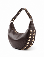Afbeelding in Gallery-weergave laden, Bruine dames schoudertas Angelle met studs en goudkleurige details. Een stijlvolle hobo tas met trendy uitstraling, perfect voor dagelijks gebruik.

