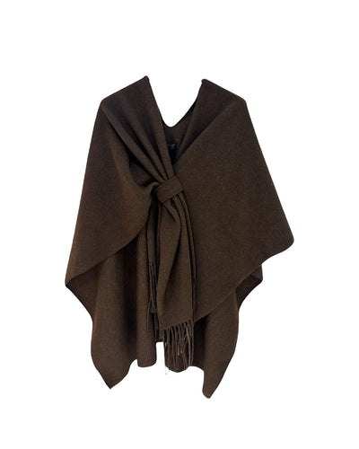 Bruine Poncho, Omslagdoek Evi van M&G is een zwaardere poncho in een uni kleur met franjes en kan vastgemaakt worden met een lus. Ideaal voor in de auto! 