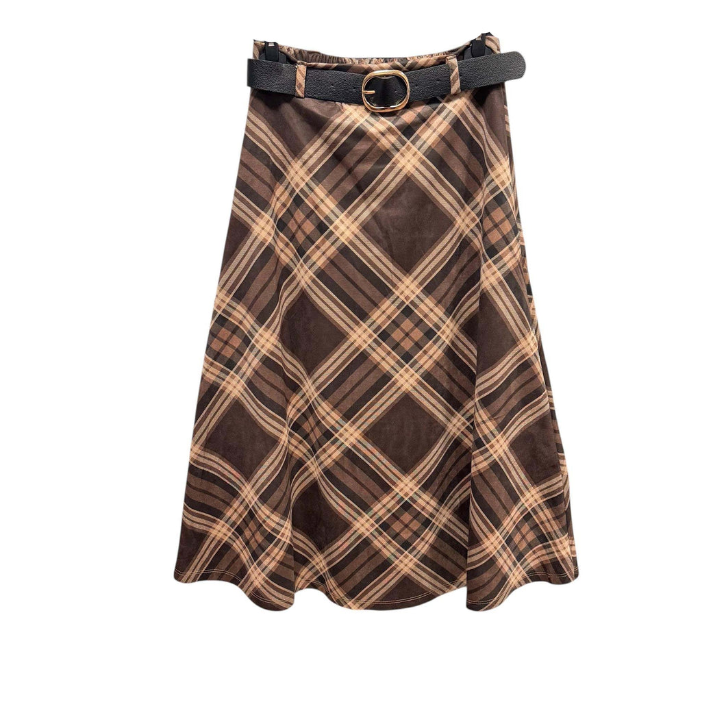Bruine Suedine Rok, trendy bruine suedine rok met ruitpatroon en riem. De zachte suedine stof voelt comfortabel aan en geeft een chique uitstraling.