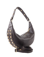Afbeelding in Gallery-weergave laden, Bruine dames schoudertas Angelle met studs en goudkleurige details. Een stijlvolle hobo tas met trendy uitstraling, perfect voor dagelijks gebruik.
