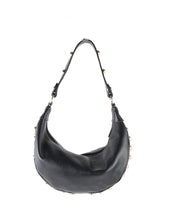 Afbeelding in Gallery-weergave laden, Bruine dames schoudertas Angelle met studs en goudkleurige details. Een stijlvolle hobo tas met trendy uitstraling, perfect voor dagelijks gebruik.
