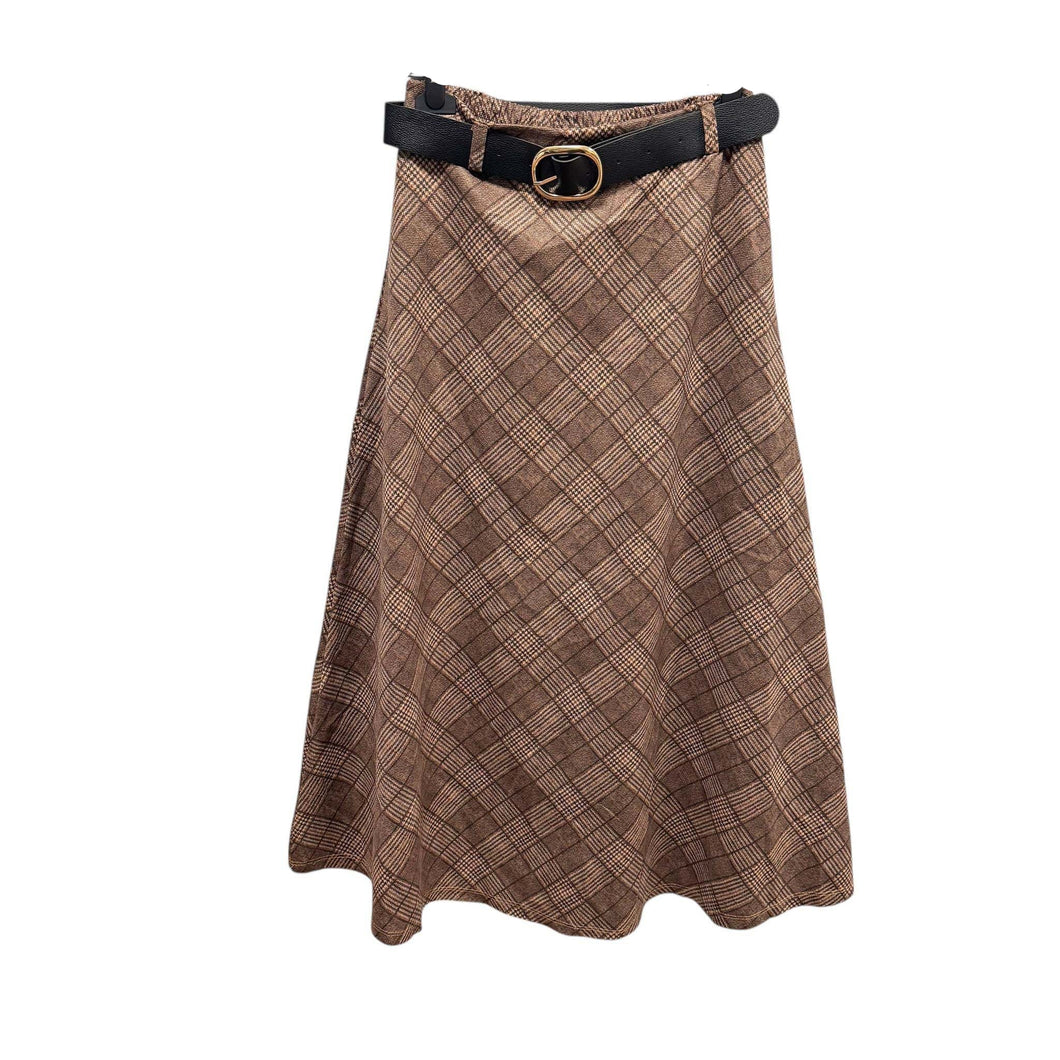 Trendy bruine suedine rok met verfijnd ruitpatroon en bijpassende riem. De zachte suedine stof voelt comfortabel aan en geeft een chique uitstraling. Dankzij de vrouwelijke pasvorm en het stijlvolle ruitdessin is deze rok ideaal voor zowel een casual als elegante look.