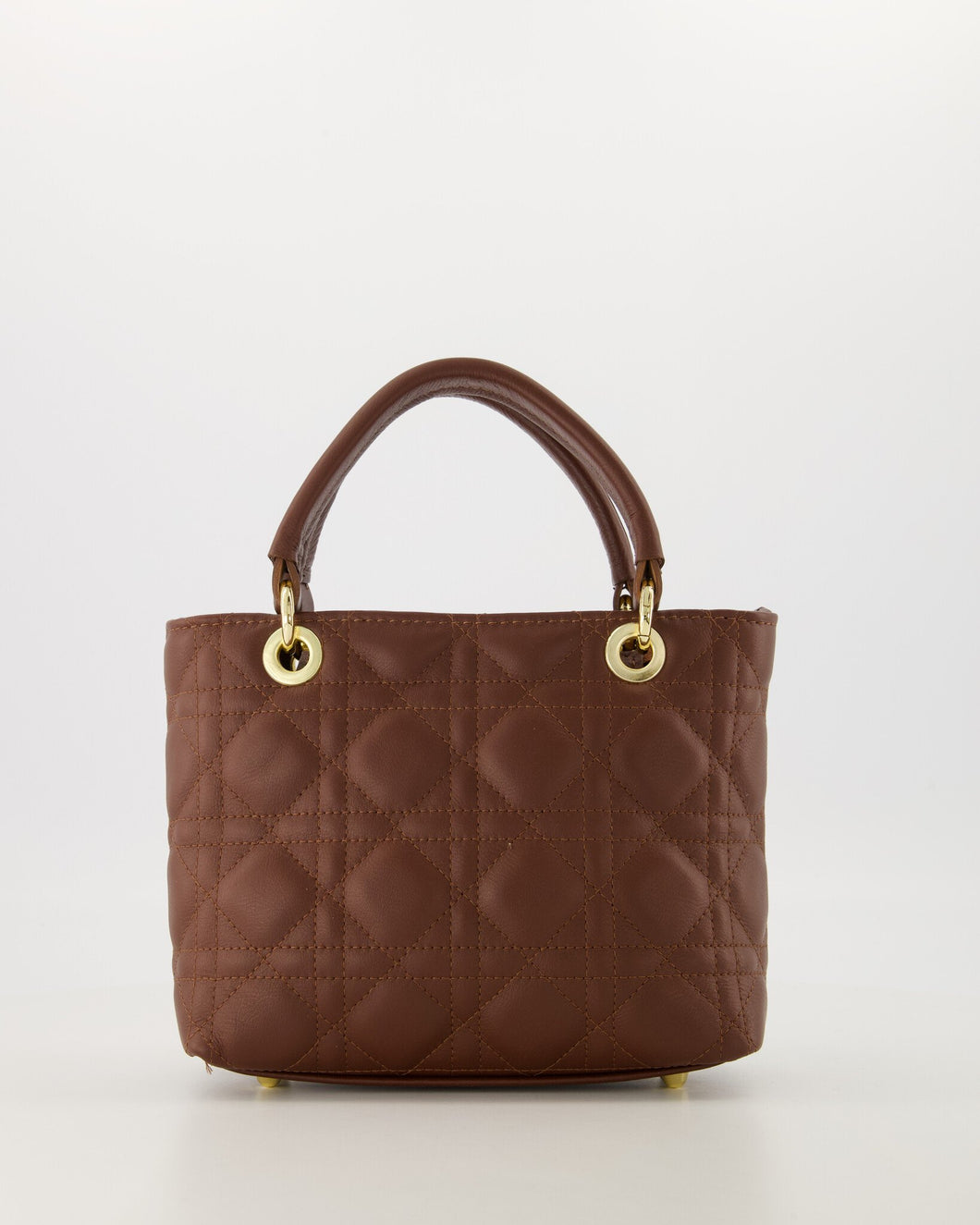 Tas Baby Belle Sauvage is vervaardigd van sauvage leer en bestaat uit een hoofdvak dat is te sluiten met een ritssluiting en heeft een afsluitbaar steekvak. Dit is een elegante en stijlvolle tas met stikselpatroon, dat deze elegante en stijlvolle tas een luxe uitstraling geeft. Tas Baby Belle Sauvage is verkrijgbaar in verschillende kleuren: Taupe, Bruin.