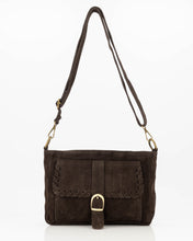Afbeelding in Gallery-weergave laden, Bruine Tas Juliana Suede bruine tas is een verfijnde schoudertas met decoratieve gevlochten details en een karakteristieke goudkleurige gesp. Dankzij het verstelbare en afneembare hengsel kan de tas comfortabel over de schouder of crossbody gedragen worden. De zachte suède afwerking geeft het model een elegante uitstraling.
