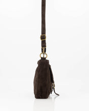 Afbeelding in Gallery-weergave laden, Bruine Tas Juliana Suede bruine tas is een verfijnde schoudertas met decoratieve gevlochten details en een karakteristieke goudkleurige gesp. Dankzij het verstelbare en afneembare hengsel kan de tas comfortabel over de schouder of crossbody gedragen worden. De zachte suède afwerking geeft het model een elegante uitstraling.
