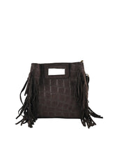 Afbeelding in Gallery-weergave laden, Tas Sylvie Croco Suede Bruin is een lederen handtas met Croco print, heeft een verstelbaar hengsel en kan crossbody gedragen worden. Handtas Sylvie heeft franjes als leuk detail en wordt gesloten met een ritssluiting.
