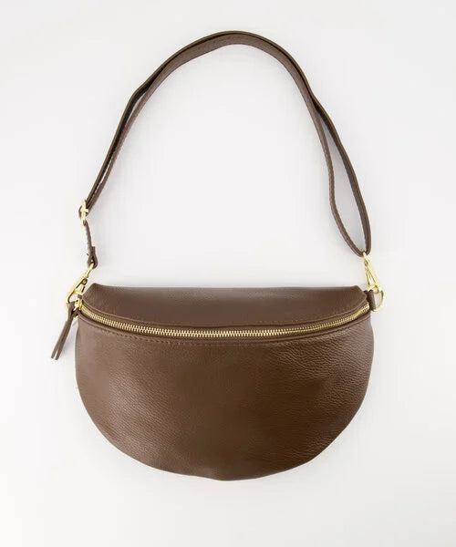 Bruine Tas Fabi is een veelzijdige crossbody tas die ook als trendy heuptas gedragen kan worden. De tas is vervaardigd van Italiaans leder en is verkrijgbaar in verschillende kleuren: Donkerbruin, Zwart. Afmeting tas is ca. 30cm x 19cm x 9cm.