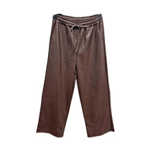 Load image into Gallery viewer, Trendy Imitatieleren Broek met Strik en Elastische taille. Geef je outfit een stijlvolle upgrade met deze bruine PU wide leg broek!

