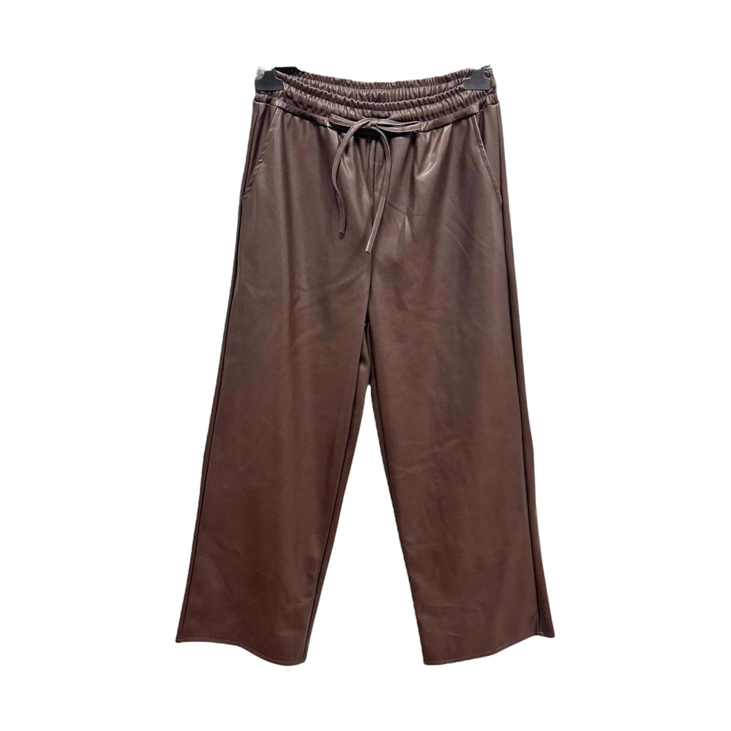 Trendy Imitatieleren Broek met Strik en Elastische taille. Geef je outfit een stijlvolle upgrade met deze bruine PU wide leg broek!