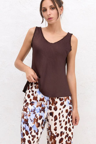 Bruine Top Seta, klokkend model in een mooie stof. De Ideale top met V-hals en ruches, die gemakkelijk te combineren is. Deze Top is in verschillende kleuren verkrijgbaar.