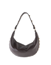 Afbeelding in Gallery-weergave laden, Bruine dames schoudertas Angelle met studs en goudkleurige details. Een stijlvolle hobo tas met trendy uitstraling, perfect voor dagelijks gebruik.
