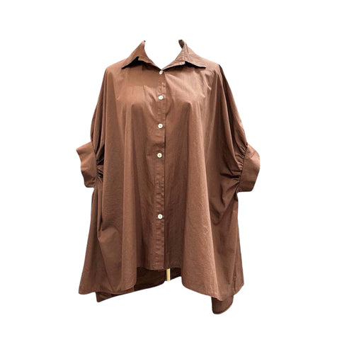 Bruine oversized blouse met korte ballonmouwen. Deze katoenen blouse heeft een kraag en knoopjes, valt erg ruim en is te dragen voor maat M t/m XXL. Bestel NU.
