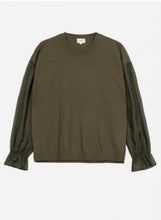 Afbeelding in Gallery-weergave laden, Groene top van viscosemix met mesh mouwen. Deze top heeft een ronde hals en als leuk detail is de stof op de manchet gerimpeld door een elastische boord.
