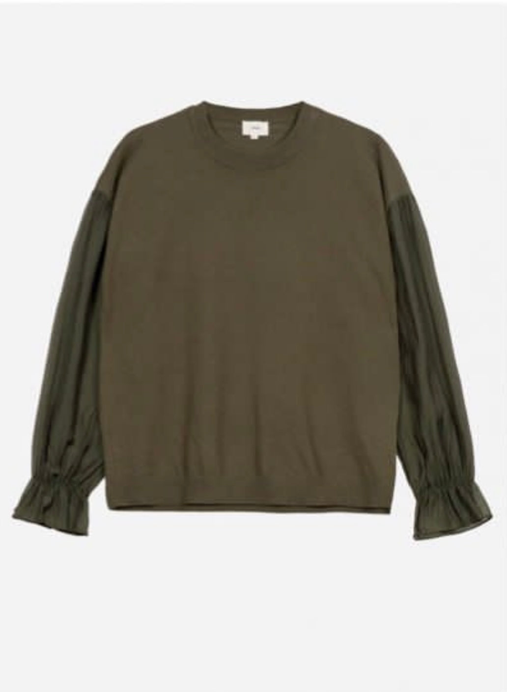 Groene top van viscosemix met mesh mouwen. Deze top heeft een ronde hals en als leuk detail is de stof op de manchet gerimpeld door een elastische boord.