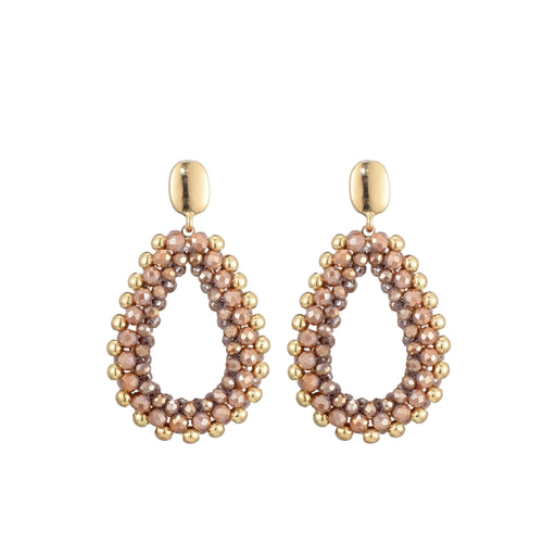 Camel Oorbellen Yara zijn prachtig vormgegeven in de vorm van een druppel, met sierlijke camel en gouden sierkraaltjes.