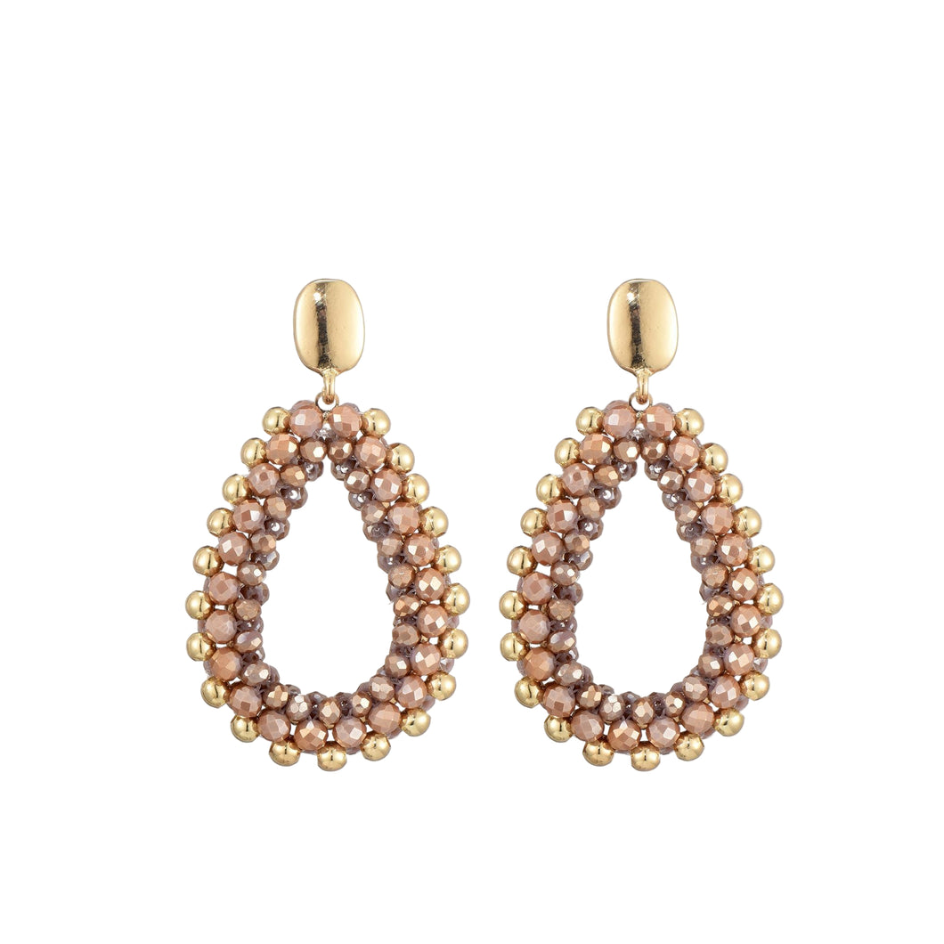 Camel Oorbellen Yara zijn prachtig vormgegeven in de vorm van een druppel, met sierlijke camel en gouden sierkraaltjes.