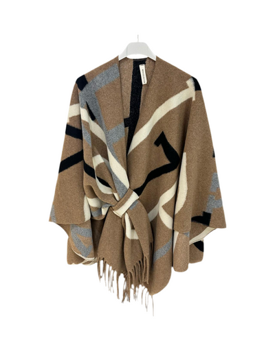 Camel Poncho, deze omslagdoek, kun je heerlijk over je schouders heen slaan en kan vastgemaakt worden met een lus. De Poncho is het gehele jaar door te dragen, over een colbert, een blouse of jas. De poncho's zijn verkrijgbaar in verschillende kleuren: Beige, Camel, Bruin.