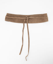 Afbeelding in Gallery-weergave laden, Cognac Suede leren wikkelriem met touwsluiting, verkrijgbaar in een maat. Brede gedeelte is 83 cm lang en de uiteindes zijn ieder 90 cm lang (Lengte kan een beetje verschillen).
