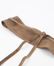 Afbeelding in Gallery-weergave laden, Cognac Suede leren wikkelriem met touwsluiting, verkrijgbaar in een maat. Brede gedeelte is 83 cm lang en de uiteindes zijn ieder 90 cm lang (Lengte kan een beetje verschillen).
