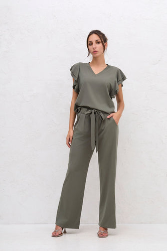 Groen Comfy Pak Kiki van Chastar is een super comfortabel, zacht en stijlvol pak van tricot, welke gemakkelijk te combineren is en vele mogelijkheden biedt. Natuurlijk als pak kun je hier casual gekleed mee voor de dag komen. Tevens kun je de top en de broek afzonderlijk van elkaar dragen.