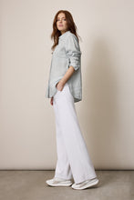 Afbeelding in Gallery-weergave laden, Witte Broek, Corel Broek Lily Uni Sport White. Deze Corel broek wordt gekenmerkt door het sportieve model. Door de tijdloze pasvorm kan je de Lily zowel stoer als chique dragen. De broek heeft een elastische tailleband en wijde rechte pijpen. De kwaliteit is een comfortabele, middelzware stretchy materialenmix.
