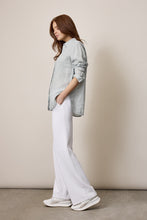Afbeelding in Gallery-weergave laden, Witte Broek, Corel Broek Lily Uni Sport White. Deze Corel broek wordt gekenmerkt door het sportieve model. Door de tijdloze pasvorm kan je de Lily zowel stoer als chique dragen. De broek heeft een elastische tailleband en wijde rechte pijpen. De kwaliteit is een comfortabele, middelzware stretchy materialenmix.
