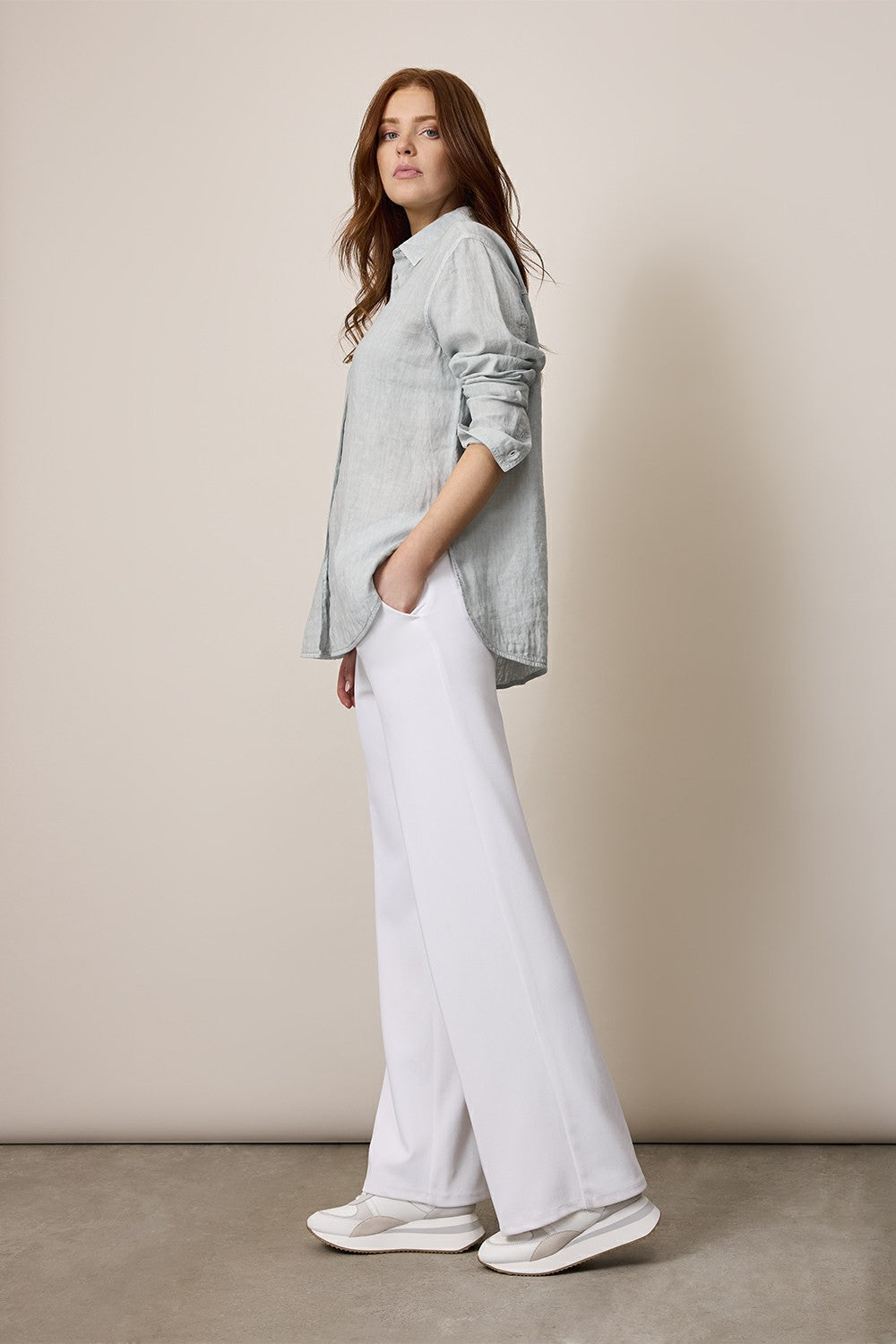 Witte Broek, Corel Broek Lily Uni Sport White. Deze Corel broek wordt gekenmerkt door het sportieve model. Door de tijdloze pasvorm kan je de Lily zowel stoer als chique dragen. De broek heeft een elastische tailleband en wijde rechte pijpen. De kwaliteit is een comfortabele, middelzware stretchy materialenmix.