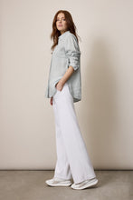 Afbeelding in Gallery-weergave laden, Witte Broek, Corel Broek Lily Uni Sport White. Deze Corel broek wordt gekenmerkt door het sportieve model. Door de tijdloze pasvorm kan je de Lily zowel stoer als chique dragen. De broek heeft een elastische tailleband en wijde rechte pijpen. De kwaliteit is een comfortabele, middelzware stretchy materialenmix.
