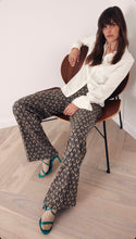 Load image into Gallery viewer, Wijde Broek van Corel, Lily Wide Peacock met oog voor detail, een jacquard gebreide peacock dessin in warme tinten. Broek met dé perfecte en zeer mooie vrouwelijke pasvorm. In deze broek heeft namelijk écht iedereen mooie billen. Deze broeken zijn ideaal voor de langere dames, maar zijn ook gemakkelijk korter te maken.
