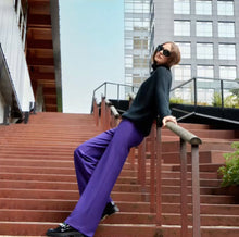Load image into Gallery viewer, Paarse Broek, Corel Broek Lily Wide Uni Sport Purple Sky. Het modische karakter heeft de overhand bij deze Corel broek die gekenmerkt wordt door sportieve invloeden en moderne kleuren. De broek met een elastische tailleband, heeft wijde, rechte pijpen en is gemaakt van een comfortabele, middelzware stretch materialenmix.
