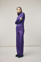 Load image into Gallery viewer, Paarse Broek, Corel Broek Lily Wide Uni Sport Purple Sky. Het modische karakter heeft de overhand bij deze Corel broek die gekenmerkt wordt door sportieve invloeden en moderne kleuren. De broek met een elastische tailleband, heeft wijde, rechte pijpen en is gemaakt van een comfortabele, middelzware stretch materialenmix.
