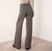 Load image into Gallery viewer, Wijde Broek van Corel, Lily Wide Peacock met oog voor detail, een jacquard gebreide peacock dessin in warme tinten. Broek met dé perfecte en zeer mooie vrouwelijke pasvorm. In deze broek heeft namelijk écht iedereen mooie billen. Deze broeken zijn ideaal voor de langere dames, maar zijn ook gemakkelijk korter te maken.
