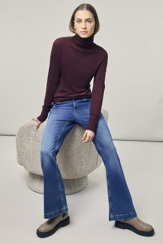 Corel Maggie Flare Jeans Denim Blue is een klassieke denimbroek met een flare slim fit. De denim broek met de perfecte wassing en een middelhoge taille, heeft stretch door een mix van katoen en elastan. Een broek om standaard aan jouw garderobe toe te voegen.