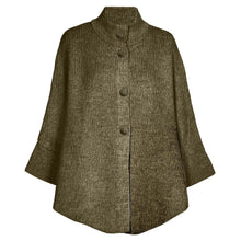 Load image into Gallery viewer, Olijfgroene Poncho MARIE van Cycleur de Luxe biedt zowel stijl als sportiviteit. Met olijfgroen als basiskleur met beige accenten en een eigentijdse kraag en knopen.

