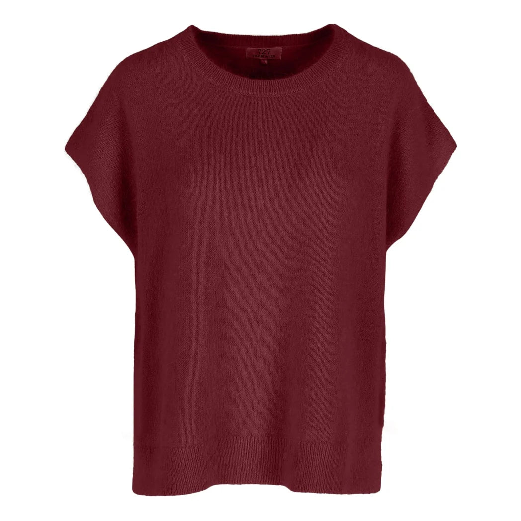Bordeaux Luxueuze Top Rosalie van Cycleur de Luxe staat voor pure elegantie en verfijnde vrouwelijkheid. ROSALIE gebreide top is versierd met sierlijke strikken aan de zijkanten en heeft een ronde boord.