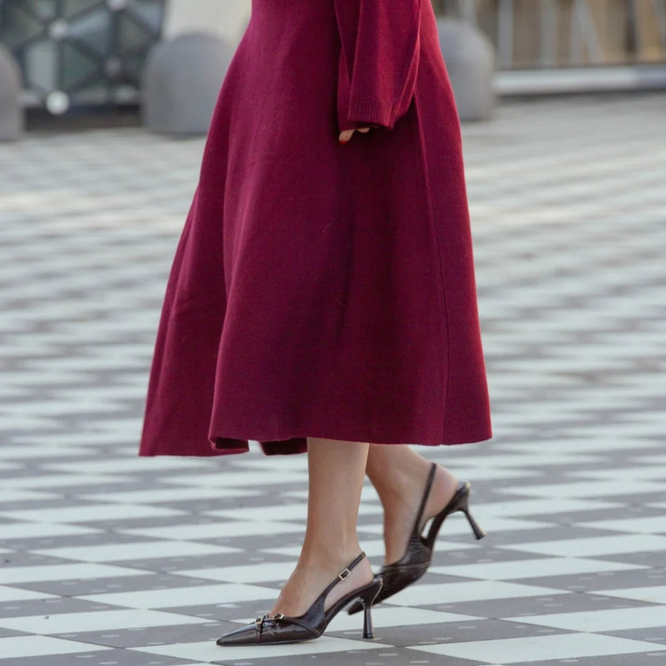 Rode Luxueuze Rok Xena Bordeaux van Cycleur de Luxe staat voor pure elegantie en verfijnde vrouwelijkheid. Xena is een zwaardere kwaliteit eenvoudige rok, waardoor deze mooi valt en heeft een brede elastieken tailleband.