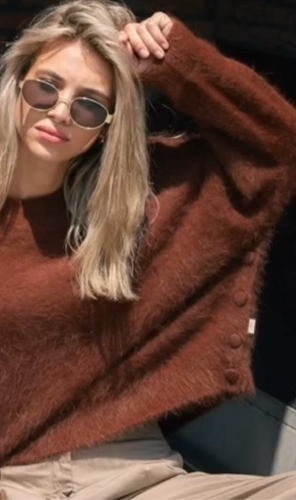 Bruine Trui, Sweater Mary Brown van Cycleur de Luxe is een luxueuze trui van angorawol, gedekte knopen onderkant. Angora combineert zachtheid en elegantie.