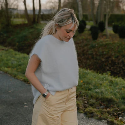 Lichtblauwe Top Rosalie staat voor pure elegantie en verfijnde vrouwelijkheid. ROSALIE gebreide top is versierd met sierlijke strikken aan de zijkanten en heeft een ronde boord. Deze luxueuze top van angorawol, combineert zachtheid en elegantie in een tijdloos ontwerp. De lichte en luchtige textuur van de angora zorgt voor een heerlijke warme en comfortabele pasvorm, terwijl de levendige kleur een stijlvolle en speelse uitstraling geeft. De Rosalie top is verkrijgbaar in verschillende kleuren: Blue, Pink.