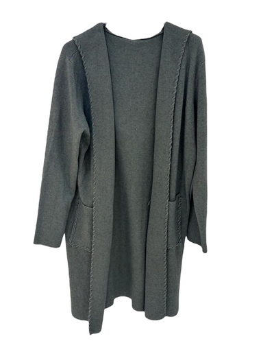 Groen Vest, Lang Vest Mae Knitwear, met luxe rijgsteek en capuchon. Elegant en comfortabel vest in een super zachte knitwear kwaliteit. 