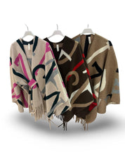 Load image into Gallery viewer, Dames Omslagdoeken, poncho&#39;s met print en franjes. Deze omslagdoek kun je over je schouders heen slaan en kan ook eventueel vastgemaakt worden door een punt door de lus heen te halen.

De Poncho is het gehele jaar door te dragen, over een colbert, een blouse of jas. Ideaal voor in de auto! 
Deze poncho&#39;s zijn verkrijgbaar in verschillende kleuren: Beige, Camel, Bruin.
